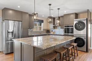 eine Küche mit einer großen Insel mit Barhockern in der Unterkunft Das Blaue Haus - Close to wine route in Fredericksburg