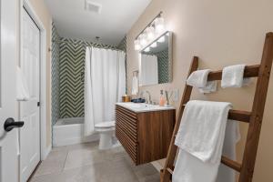 ein Badezimmer mit Waschbecken, Toilette und Spiegel in der Unterkunft Das Blaue Haus - Close to wine route in Fredericksburg + 21 Fotos