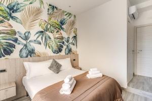 a bedroom with a large bed with a tropical wallpaper at Royal Rooms B&B in Naples