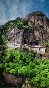 ein Gebäude an einem Berghang in der Unterkunft Luxury Monastery Apart & Hotel in Trabzon