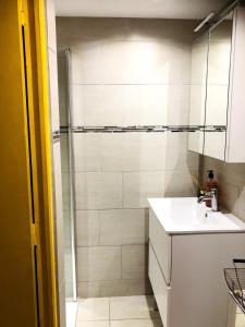 Ένα μπάνιο στο Appartement climatisé dans un quartier très calme