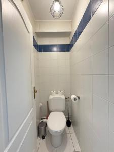a bathroom with a white toilet in a room at F3 avec Projecteur à 2 min du métro in Saint-Ouen +7 photos