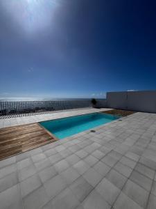 una piscina al costado de un edificio en MSV Beach, en Puerto Naos