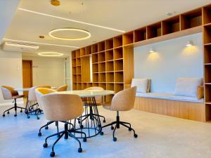una sala de reuniones con mesa, sillas y banco en Ilha de Pharos Stella mares, en Salvador