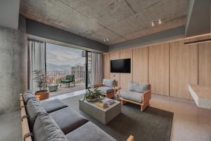 TV a/nebo společenská místnost v ubytování The Somos Loho Hotel