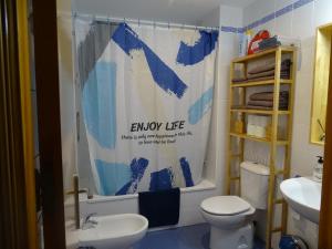 łazienka z zasłoną prysznicową i toaletą w obiekcie Apartamento Oropendola 9 w mieście El Puerto de Santa María +28 zdjęć