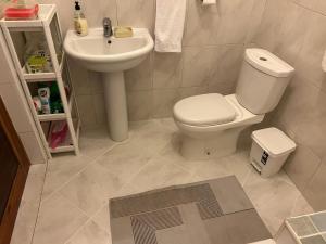 Koupelna v ubytování Casa dos Amigos + 10 fotografií