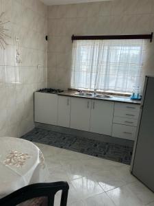 Kuchyň nebo kuchyňský kout v ubytování Casa dos Amigos