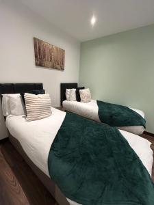 two beds in a hotel room withskirts at Betto Lavish Apartment Sleeps 4 Central Hull HU1 Central in Hull