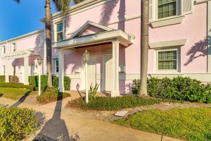 セント・ピーターズバーグにあるBayfront St Petersburg Retreat 4 Mi to Downtown!のヤシの木が目の前に広がるピンクの家