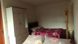una piccola stanza con un letto e una cassettiera di Depawanka habitacion amoblado a Huancayo Altre 6 foto