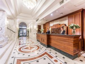 2 personnes debout au bar dans le hall de l'hôtel dans l'établissement Raeli Hotel Archimede, à Rome