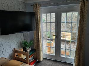 TV a/nebo společenská místnost v ubytování 1 Bed Cornish Apartment Central Location Free Parking