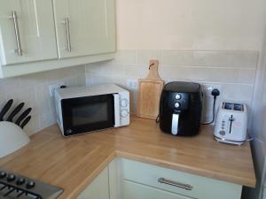 Kuchyň nebo kuchyňský kout v ubytování 1 Bed Cornish Apartment Central Location Free Parking