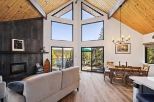 Χώρος καθιστικού στο Golden Peak Cabin home