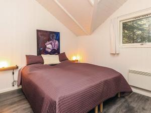 a bedroom with a bed and a painting on the wall at Secluded Retreat in Koldkaer - By Traum Ferienwohnungen in Hals
