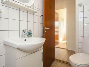 un bagno con lavandino e WC di 5 person holiday home in Skjern-By Traum a Skjern Altre 53 foto