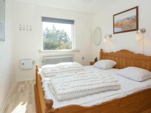 una camera da letto con due letti e una finestra di 5 person holiday home in Skjern-By Traum a Skjern