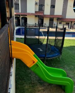 アキラスにあるPousada Vila Italia - Porto da Dunasのプール横の緑と黄色の滑り台