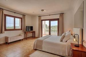 サン・ラファエル・デ・サ・クレウにあるVilla with charm and privacyの大きな白いベッドと窓のある寝室 +38枚の写真