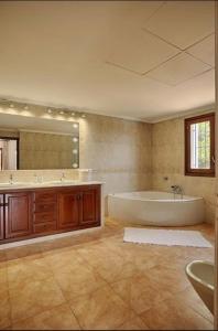 サン・ラファエル・デ・サ・クレウにあるVilla with charm and privacyの大きなバスルーム(バスタブ、大きな鏡付)