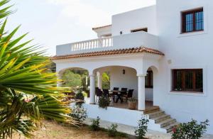 サン・ラファエル・デ・サ・クレウにあるVilla with charm and privacyの白い家