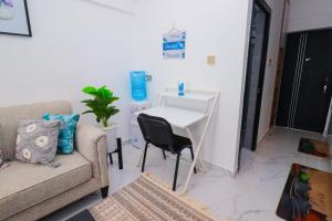 אזור ישיבה ב-Dhahabu private Apartment
