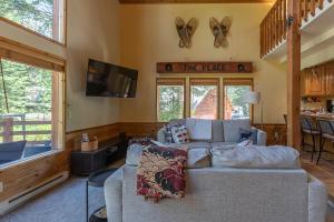 a living room with a couch and a tv at Alpine Breakwater in Alpine