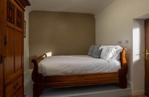 un piccolo letto in una camera da letto accanto a una porta di Tigin Dingle a Dingle
