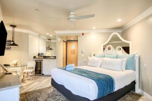 a bedroom with a large bed and a kitchen at SeaVenture Beach Hotel in Pismo Beach +30 photos