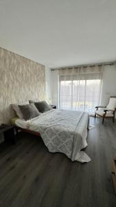 une chambre avec un grand lit et une grande fenêtre dans l'établissement Réveillon 2026 CASA LOS PADEL - Vitorino dos Piães, à Navio