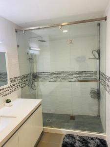 Ένα μπάνιο στο 1 Bedroom Condo in Kingston