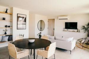 TV a/nebo společenská místnost v ubytování LUXURY Apartment in BLUE Playa Venao B-32