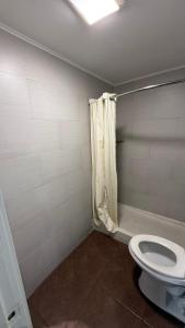 un baño con inodoro y ducha en Krosh-Al Motel, en San Antonio