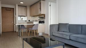 un salon avec un canapé et une table dans l'établissement Modern Apartamento con Suites - Centro de Temuco, à Temuco