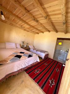 Postel nebo postele na pokoji v ubytování Rahala Desert Camp