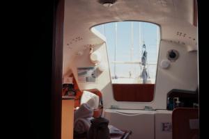 Habitación con ventana en un barco en Surfbird Cozy Sailboat Escape, en Lisboa 8 fotos más