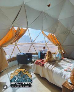 Postel nebo postele na pokoji v ubytování SUN lUXURY BUBBLE CAMP