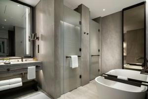 Bilik mandi di The St. Regis Hong Kong