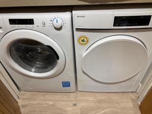 La cuisine est équipée d'un lave-linge et d'un sèche-linge. dans l'établissement The Hidden Fishponds Gem, à Bristol