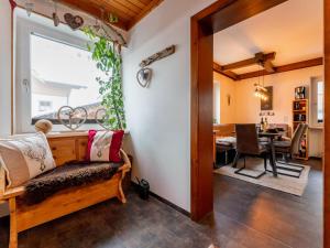 sala de estar con banco y mesa en Alpenlodge Steiger XL, en Neukirchen am Großvenediger