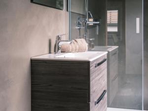 un baño con lavabo y ducha en Alpenlodge Steiger XL, en Neukirchen am Großvenediger 28 fotos más