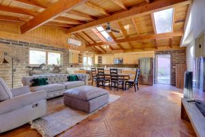 Χώρος καθιστικού στο 4 Mi to Lake Wohlford Cabin in Escondido