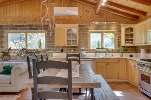 Η κουζίνα ή μικρή κουζίνα στο 4 Mi to Lake Wohlford Cabin in Escondido