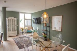 a living room with a glass table and chairs at Luxury City Suite - Rosenheim in Rosenheim