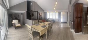 Posezení v ubytování Country in the City - Wonderful Complimentary Breakfast Delivered Daily to House