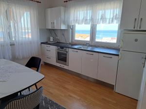 Kuchyň nebo kuchyňský kout v ubytování Apartments with a parking space Povljana, Pag - 6296