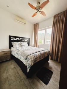 a bedroom with a bed and a ceiling fan at Fontana del Valle Condominio 156 in San Pedro Sula