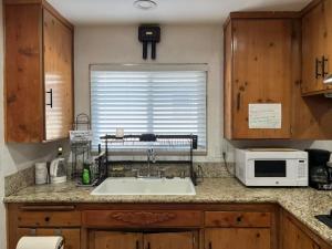 a kitchen with a sink and a microwave at 安静整洁便捷的独立房子 in Baldwin Park