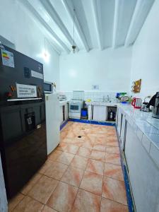Una cocina que se está remodelando con un piso en Hospedaje Euro's De San Blas, en Cusco